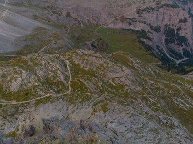 Lavaredo Tre Cime di Lavaredo (Lavaredo 'nun Üç Tepesi), Dolomitlerin merkezinde yer alır.