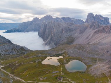 Lavaredo Tre Cime di Lavaredo (Lavaredo 'nun Üç Tepesi), Dolomitlerin merkezinde yer alır.
