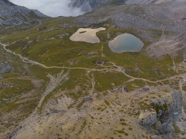 Lavaredo Tre Cime di Lavaredo (Lavaredo 'nun Üç Tepesi), Dolomitlerin merkezinde yer alır.