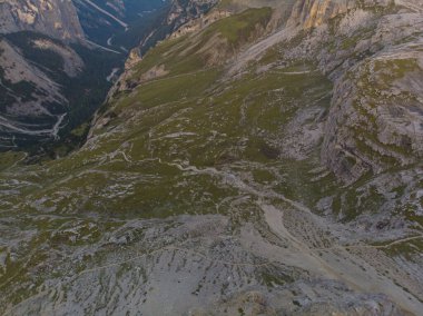 Lavaredo Tre Cime di Lavaredo (Lavaredo 'nun Üç Tepesi), Dolomitlerin merkezinde yer alır.