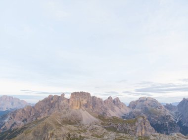 Lavaredo Tre Cime di Lavaredo (Lavaredo 'nun Üç Tepesi), Dolomitlerin merkezinde yer alır.