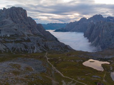 Lavaredo Tre Cime di Lavaredo (Lavaredo 'nun Üç Tepesi), Dolomitlerin merkezinde yer alır.