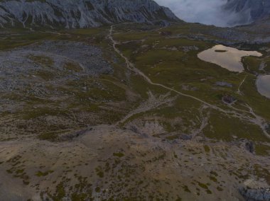 Lavaredo Tre Cime di Lavaredo (Lavaredo 'nun Üç Tepesi), Dolomitlerin merkezinde yer alır.