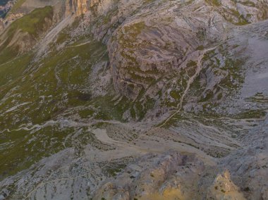 Lavaredo Tre Cime di Lavaredo (Lavaredo 'nun Üç Tepesi), Dolomitlerin merkezinde yer alır.