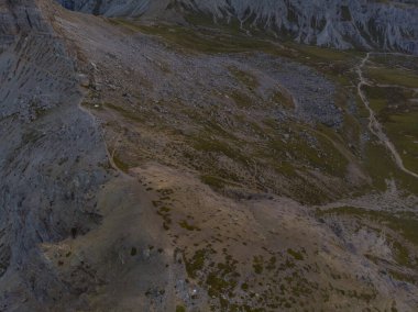 Lavaredo Tre Cime di Lavaredo (Lavaredo 'nun Üç Tepesi), Dolomitlerin merkezinde yer alır.