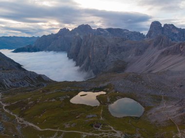 Lavaredo Tre Cime di Lavaredo (Lavaredo 'nun Üç Tepesi), Dolomitlerin merkezinde yer alır.