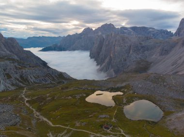 Lavaredo Tre Cime di Lavaredo (Lavaredo 'nun Üç Tepesi), Dolomitlerin merkezinde yer alır.