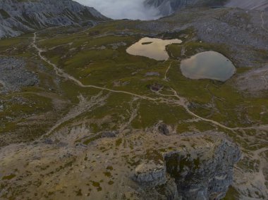 Lavaredo Tre Cime di Lavaredo (Lavaredo 'nun Üç Tepesi), Dolomitlerin merkezinde yer alır.