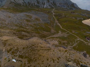 Lavaredo Tre Cime di Lavaredo (Lavaredo 'nun Üç Tepesi), Dolomitlerin merkezinde yer alır.