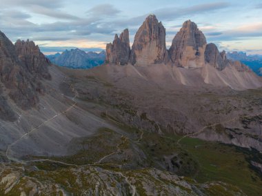 Lavaredo Tre Cime di Lavaredo (Lavaredo 'nun Üç Tepesi), Dolomitlerin merkezinde yer alır.