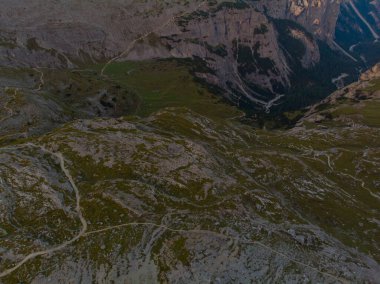 Lavaredo Tre Cime di Lavaredo (Lavaredo 'nun Üç Tepesi), Dolomitlerin merkezinde yer alır.