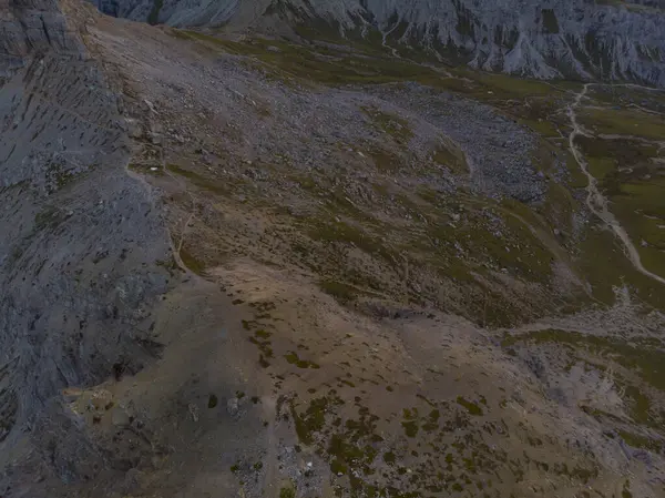 Lavaredo Tre Cime di Lavaredo (Lavaredo 'nun Üç Tepesi), Dolomitlerin merkezinde yer alır.