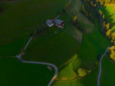Val di Funes, Dolomitlerin batısındaki küçük bir vadinin adı.. 