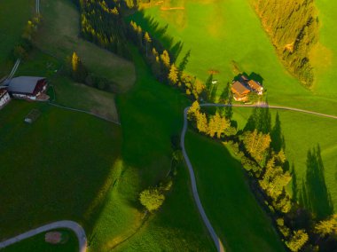 Val di Funes, Dolomitlerin batısındaki küçük bir vadinin adı.. 