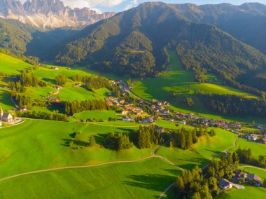 Val di Funes, Dolomitlerin batısındaki küçük bir vadinin adı.. 