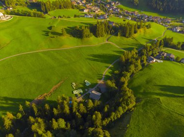 Val di Funes, Dolomitlerin batısındaki küçük bir vadinin adı.. 