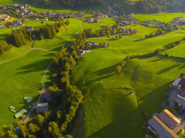 Val di Funes, Dolomitlerin batısındaki küçük bir vadinin adı.. 