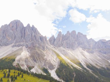 Val di Funes, Dolomitlerin batısındaki küçük bir vadinin adı.. 