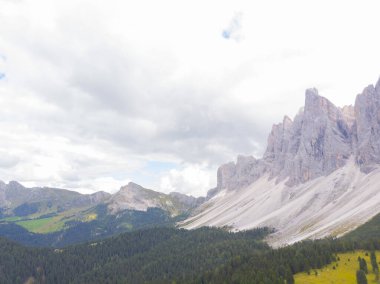 Val di Funes, Dolomitlerin batısındaki küçük bir vadinin adı.. 