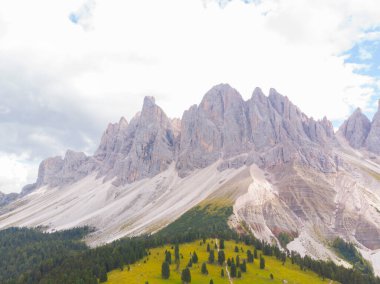 Val di Funes, Dolomitlerin batısındaki küçük bir vadinin adı.. 