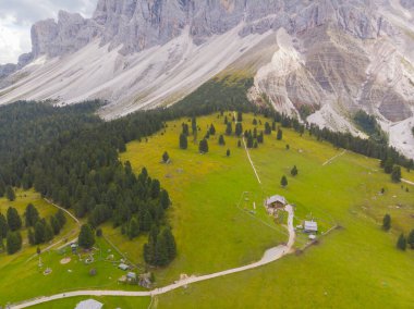 Val di Funes, Dolomitlerin batısındaki küçük bir vadinin adı.. 