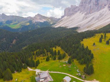 Val di Funes, Dolomitlerin batısındaki küçük bir vadinin adı.. 