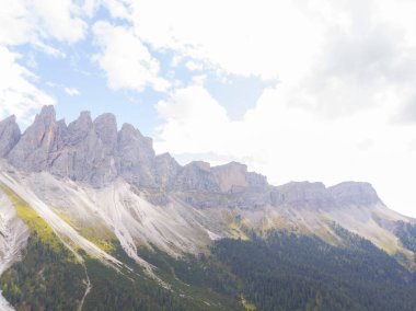Val di Funes, Dolomitlerin batısındaki küçük bir vadinin adı.. 