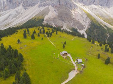Val di Funes, Dolomitlerin batısındaki küçük bir vadinin adı.. 