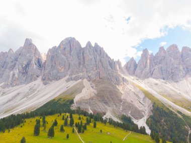 Val di Funes, Dolomitlerin batısındaki küçük bir vadinin adı.. 