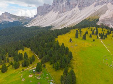 Val di Funes, Dolomitlerin batısındaki küçük bir vadinin adı.. 