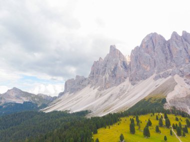 Val di Funes, Dolomitlerin batısındaki küçük bir vadinin adı.. 