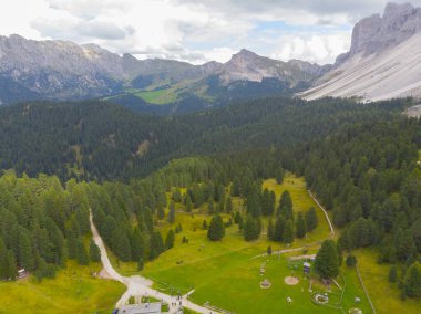 Val di Funes, Dolomitlerin batısındaki küçük bir vadinin adı.. 