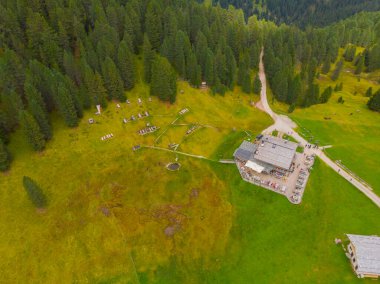 Val di Funes, Dolomitlerin batısındaki küçük bir vadinin adı.. 