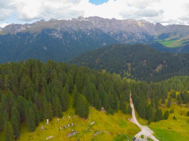 Val di Funes, Dolomitlerin batısındaki küçük bir vadinin adı.. 