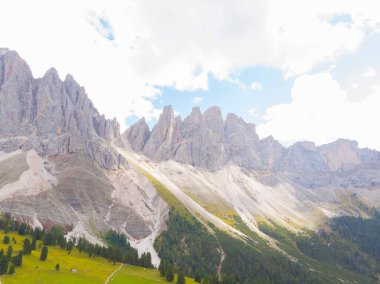 Val di Funes, Dolomitlerin batısındaki küçük bir vadinin adı.. 