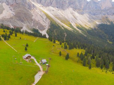 Val di Funes, Dolomitlerin batısındaki küçük bir vadinin adı.. 