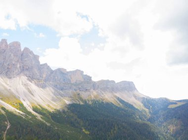 Val di Funes, Dolomitlerin batısındaki küçük bir vadinin adı.. 