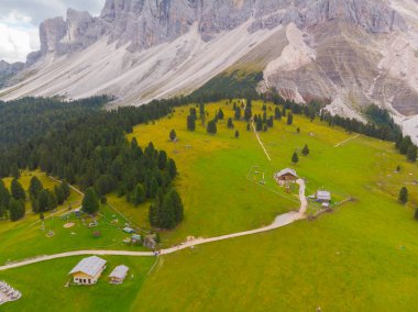 Val di Funes, Dolomitlerin batısındaki küçük bir vadinin adı.. 