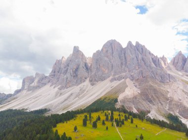 Val di Funes, Dolomitlerin batısındaki küçük bir vadinin adı.. 