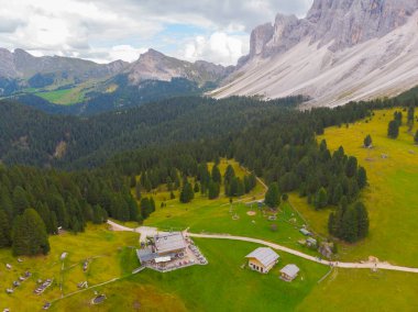Val di Funes, Dolomitlerin batısındaki küçük bir vadinin adı.. 