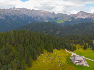 Val di Funes, Dolomitlerin batısındaki küçük bir vadinin adı.. 