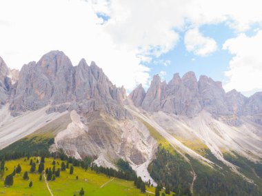 Val di Funes, Dolomitlerin batısındaki küçük bir vadinin adı.. 