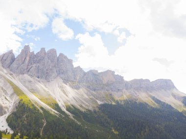 Val di Funes, Dolomitlerin batısındaki küçük bir vadinin adı.. 
