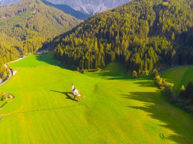 Val di Funes, Dolomitlerin batısındaki küçük bir vadinin adı.. 