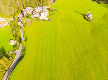 Val di Funes, Dolomitlerin batısındaki küçük bir vadinin adı.. 