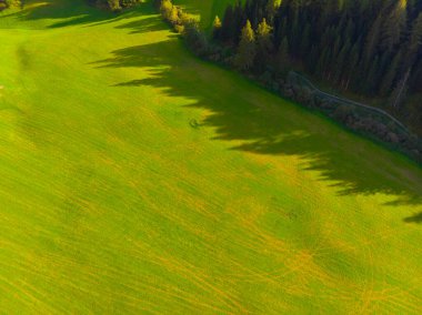 Val di Funes, Dolomitlerin batısındaki küçük bir vadinin adı.. 