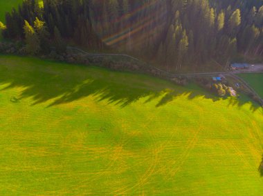 Val di Funes, Dolomitlerin batısındaki küçük bir vadinin adı.. 
