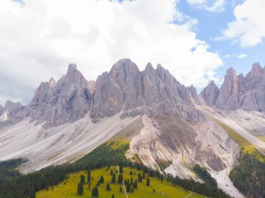 Val di Funes, Dolomitlerin batısındaki küçük bir vadinin adı.. 