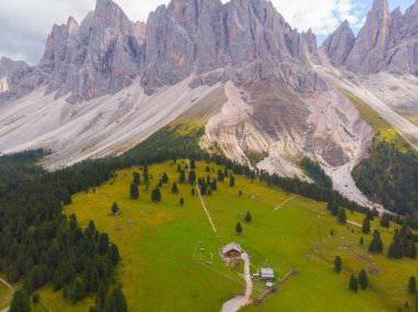 Val di Funes, Dolomitlerin batısındaki küçük bir vadinin adı.. 