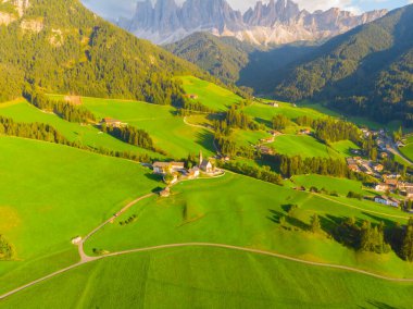 Val di Funes, Dolomitlerin batısındaki küçük bir vadinin adı.. 